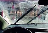 汽车的雨刷器刮不干净了怎么办？
