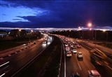 夜间高速后车开远光灯看不清 你会怎么办？
